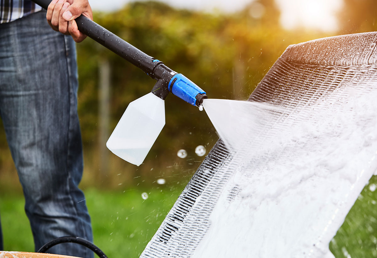 Απεικονίζεται το καθαριστικό με χρήση πλυστικού μηχανήματος